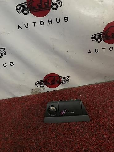 tracker gps: Сenter console Toyota 2004 г., Б/у, Оригинал — 1