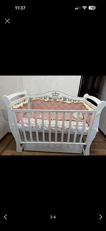 Детская кроватка с маятниковым механизмом, выполненная в классическом
