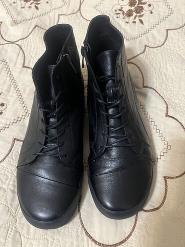 зимние мужские обувь: Обувь новая, 39 размер, осень-весна. Натуральная дорогая кожа