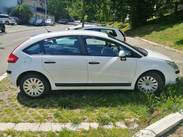 corsa c: Citroen C4 hečbek bele boje. Ovaj automobil nudi praktičnost i
