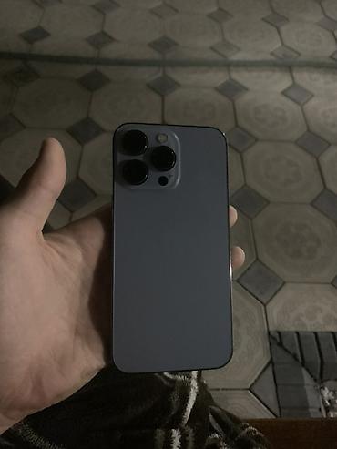 Смартфон Apple iPhone (13 pro) в тёмном цвете с матовой задней панелью