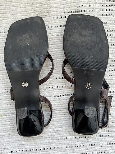 Basanoşka və səndəllər: Qadın sandaleti – qəhvəyi, kvadrat burunlu, barmaq arası model - — 3