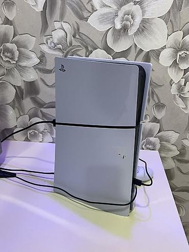 ps5 slim: PlayStation 5 (diskli versiya) + 2 ədəd DualSense idarəetmə pulti — 4