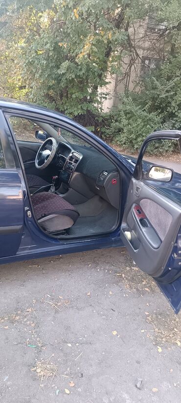 Toyota: Toyota Avensis: 1998 г., 1.6 л, Механика, Бензин, Хэтчбэк