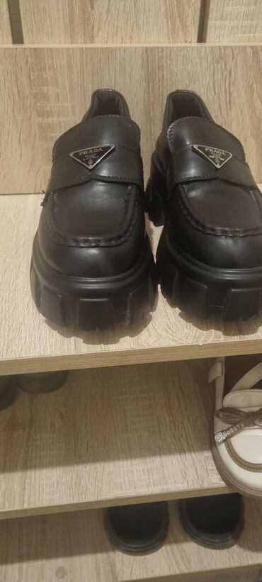 Мокасины и лоферы: Лоферы, 36, Prada, Б/у, цвет - Черный, Самовывоз