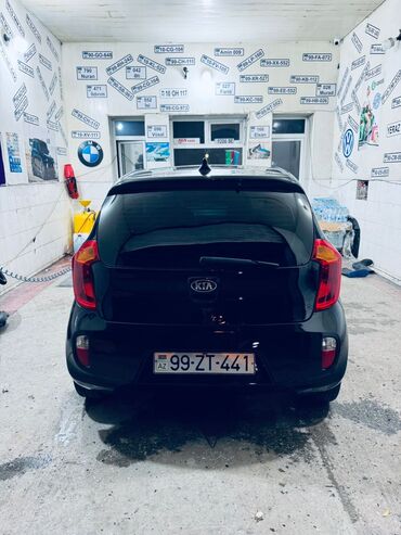 Kia: Kia Picanto, qara rəng, 5 qapılı hetçbek. Xüsusiyyətlər: - Kompakt — 9