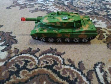 игрушечный танк: Танк трансформер на батарейках