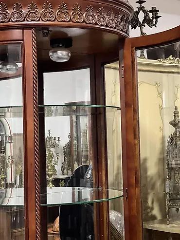 Stilske vitrine: Stilske vitrine u paru (kristalijere) ✨ Odlično stanje. 👍 Cena za na lalafo.rs — 11 Stilske vitrine: Stilske vitrine u paru (kristalijere) ✨ Odlično stanje. 👍 Cena za — 11