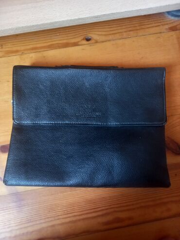 yeke sumka: Diplomat çantası. İstifadə edilmir deyə satılır. Çiyinə asmaqda