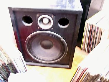 sansa mp3 player: 2 way pasivna zvučna kutija – 200 W, 8 Ω - Niskotonac: 12" Celestion — 1
