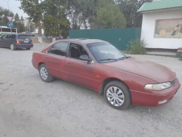 ключ мазда: Седан Mazda 626 красного цвета, отличающийся традиционной формой