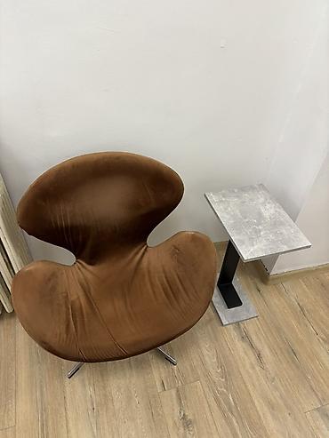 Kancelarijski setovi nameštaja: Cena uključuje: -Pult, stolica za pult -3 slike -3 velika štendera — 5