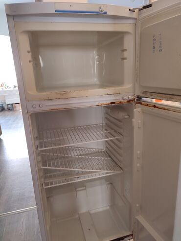 холодильник для вина: Холодильник Indesit, Б/у, Двухкамерный, 60 * 144 *