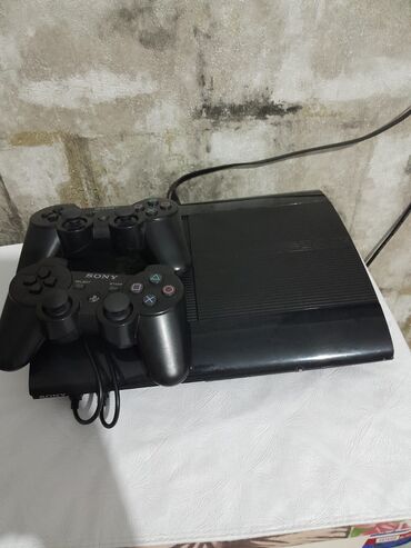 PS3 (Sony PlayStation 3): 40oyunu var 2 tez konsulu üstünde 1 konsulda elave qalan hərşeyi