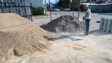 Портер, грузовые перевозки: Цемент песок отсев глина доставка договорная