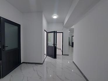 Коммерциялык мүлк: Ижарага Кеңсе бөлмөсү: Нотариус, Акча алмаштыруу, Күрөөкана, 40 м², Бизнес борборунда, Ремонту менен, Бийик шыптар менен, Унаа токтотуучу жай менен, Биринчи катар — 2