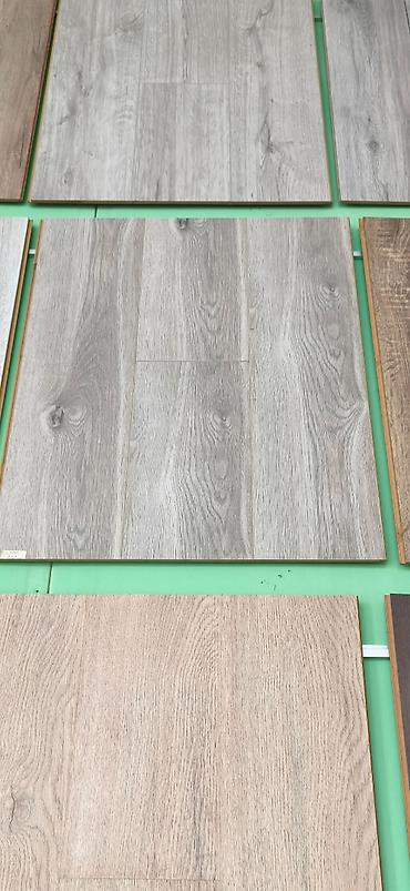 Laminat döşəmə lövhələri – boz və açıq taxta teksturalı dizaynlar -