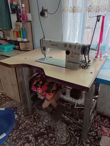 швейный эшек: Тигүүчү машина Жарым автоматтык