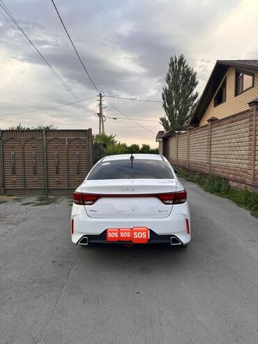 купить багажник на крышу авто в бишкеке: Kia Rio (седан), белый цвет, рестайлинг с новым логотипом Kia. Кузов