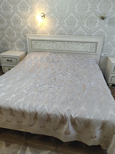 Спальные гарнитуры: Спальный гарнитур в классическом стиле, светлый беж/айвори. Состав: - — 1