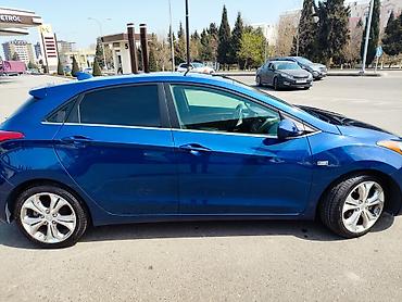 hyundai salon: Hyundai Elantra GT – mavi rəngli, 5 qapılı hatchback. Texniki — 2