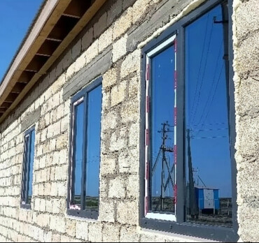 утеплить окна: Пластиковое окно с серыми рамами, идеально подходящее для установки в