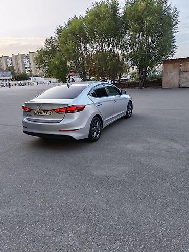 hyundai terracan: Hyundai Elantra: 2 l | 2017 il Sedan — 10
