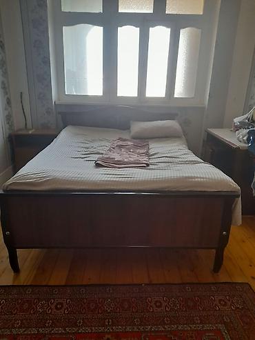 kreslo tek: - Yaşıl-krem rəng kombinasiyalı yumşaq kreslo: qıvrım qol dayaqları — 3