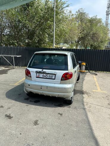 дэу матиз 1: Daewoo Matiz, хэтчбек 4 дверей, серебристый цвет. Номерной знак KG