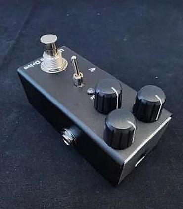 akusticna bas gitara sa zvucnikom: ULTIMATE DRIVE DISTORZIJA | Slanje po dogovoru ili lično preuzimanje — 6