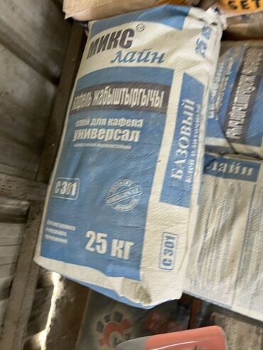 крыша черепица: Универсальный клей для кафеля "Микс Лайн" в мешке весом 25 кг. Этот