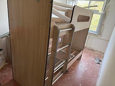 bunk bed: Двухъярусная кровать из светлого дерева с лестницей и бортиками — 1