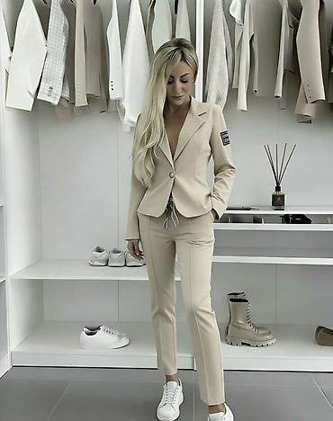 Kompleti: Komplet
Cena 3900
Uni vel.
V33 — 6