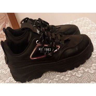 Кроссовки и спортивная обувь: Размер: 38.5, цвет - Черный, Новый