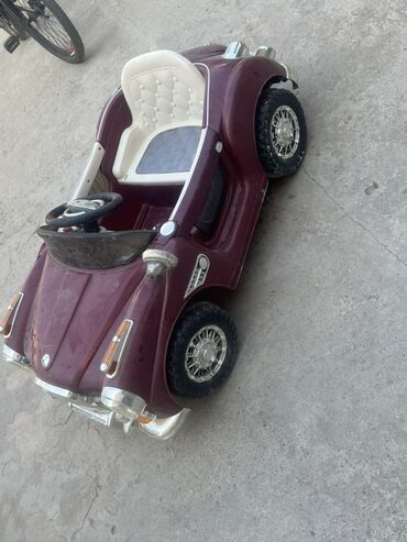 maşın üçün uşaq oturacağı: Retro dizaynlı, qırmızı rəngli uşaq elektrik maşını. Ağ dəri oturacağı