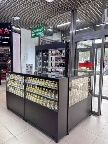 Другое оборудование для бизнеса: Продаю витрину. Для парфюмерии и аксессуаров. Размеры уточняйте. С