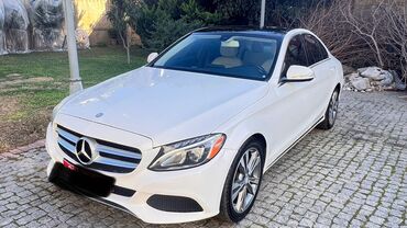 мерседес сапог грузовой в бишкеке: Ağ rəngli, dördqapılı Mercedes-Benz C-Class sedan avtomobili