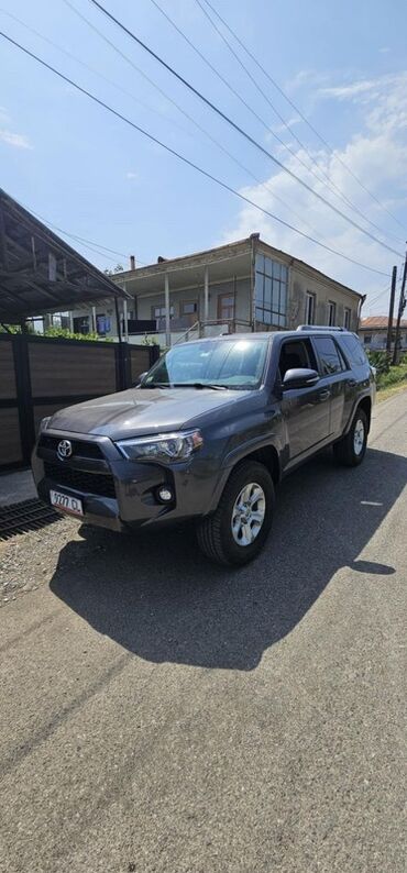 таета фуранер: Внедорожник Toyota 4Runner темно-серого цвета, отличающийся прочной