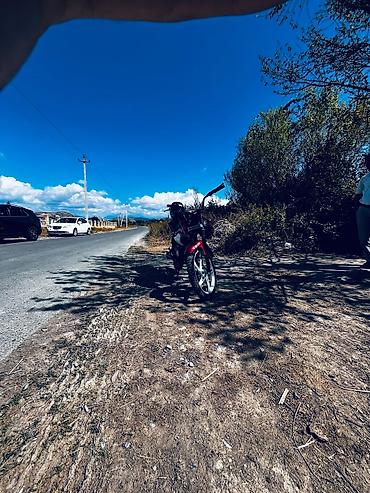 motosiklet sənədli: Qırmızı rəngli yüngül motosiklet - Şəhər və kənd yolları üçün yığcam — 1
