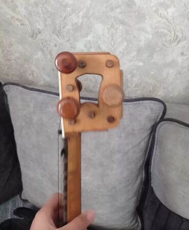 Tar: Tar — ənənəvi Azərbaycan simli musiqi aləti. Xüsusiyyətlər: - Korpus — 8