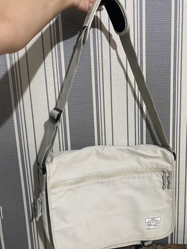 фото сумка: Белая сумка для ноутбука, корейская, носила пару раз, помещается