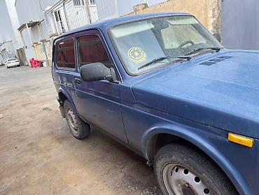 VAZ (LADA): LADA 4x4 (Niva) – mavi rəngli, 3 qapılı off-road SUV. Xüsusiyyətlər — 2