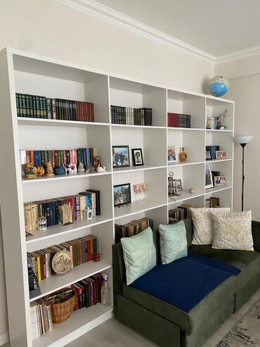 Uşaq və gənc otağı üçün dəstlər: Kitab refi ideal veziyyetde 400azn.Keyfiyyetli materialdan unvan Qara