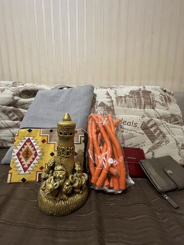 отдам даром личные вещи: Отдам за 1,5 литра кока колы Декоративная подставка в виде башни с
