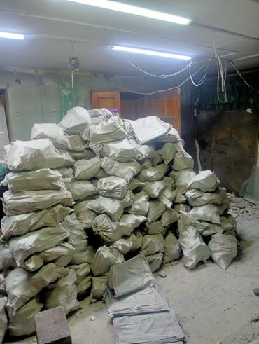 Демонтажные работы: Разбор полов, Снятие потолков, Снос стен | Гипсокартонная стена, Демонтаж встроенных шкафов, Снос перегородки | Зачистка от старых обоев, Сбивка старой штукатурки, Снятие побелки | Демонтаж линолеума, Демонтаж плинтуса, Демонтаж кафельной плитки | Кровля из профнастила, Крыша из шифера, Металлочерепичная кровля Больше 6 лет опыта — 8