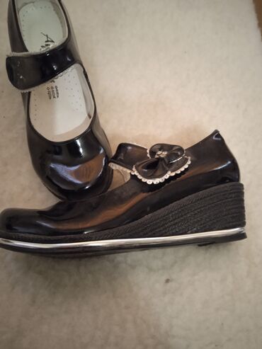 xiaomi mi5 exclusive black: Elegantne lakirane cipele sa dekorativnom kopčom, savršene za formalne