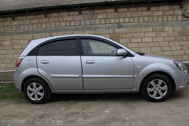 Kia: Kia Rio hatchback – gümüşü rəngdə, 5 qapılı şəhər avtomobili. Xarici — 2