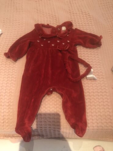 Dəstlər: Körpə geyim dəsti - 3 ədəd qalın, ayaqlı tulum: - Açıq mavi rəngdə — 32