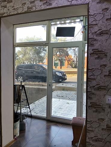 Kommersiya daşınmaz əmlakı: İcarəyə verilir – küçəyə vitrinli, hazır işıqlandırma və mebellərlə — 1