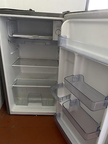 mini refrigerator: Нужно заправить фреоном Рабочий Компактный однодверный холодильник — 1